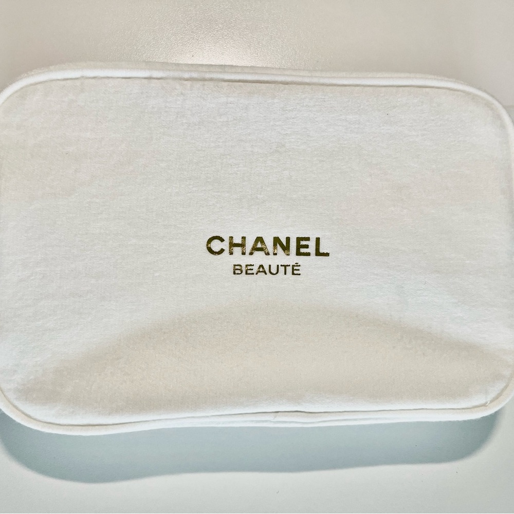 Brand New Chanel Beauty Makeup Bag white/gold logo